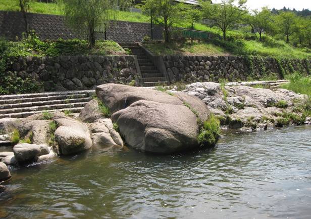 岩国市由宇川河畔の「蛙岩」