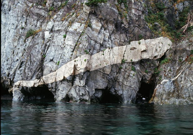 青海島平家台の「白旗岩」