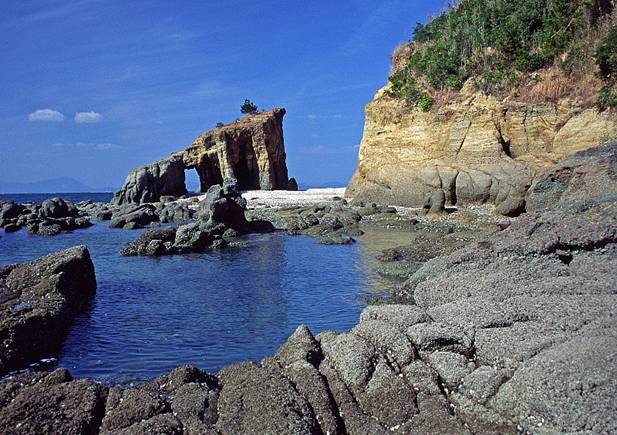 本山岬の「くぐり岩」